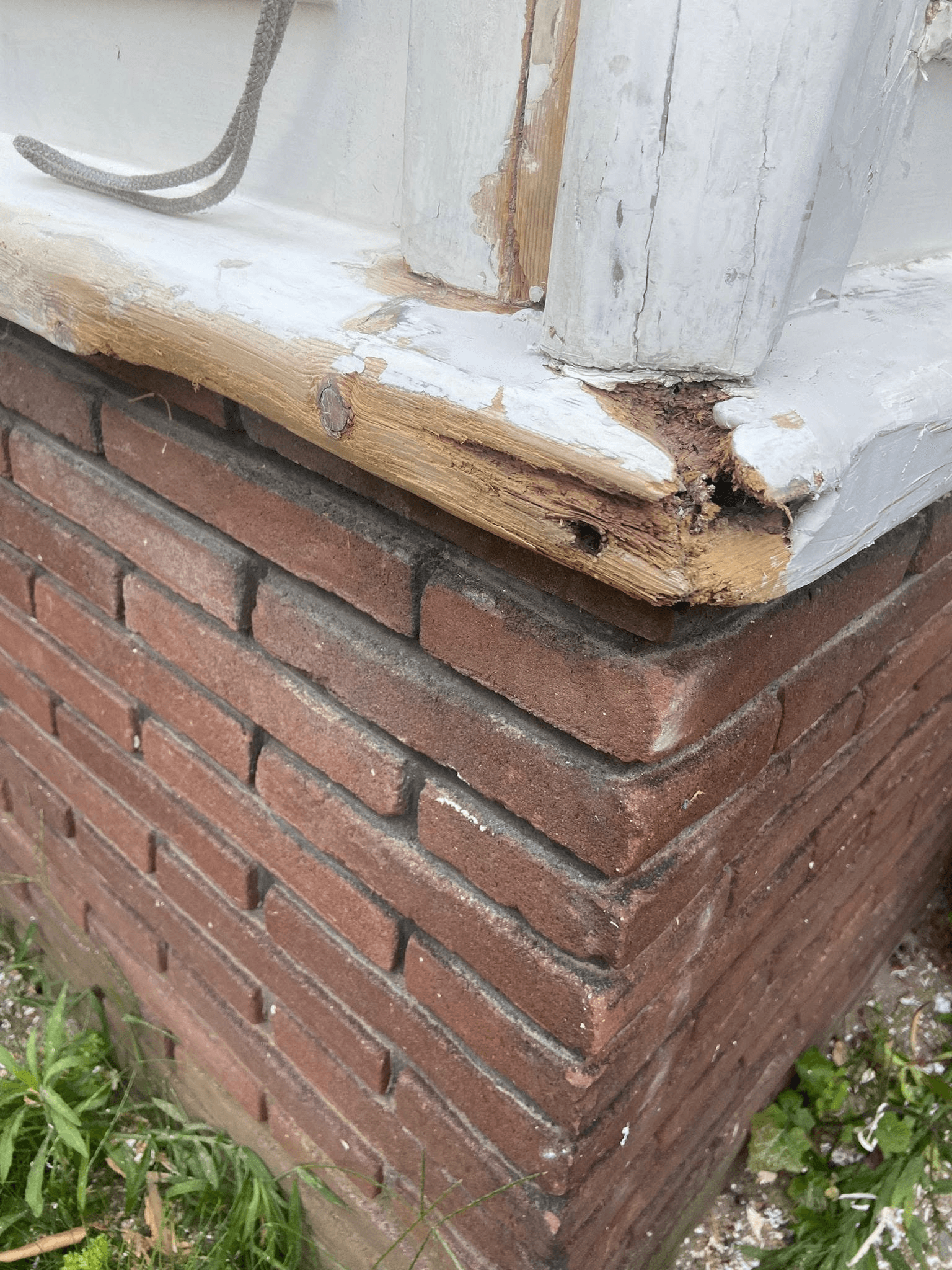 Aangetast kozijn voor het houtrotherstel
