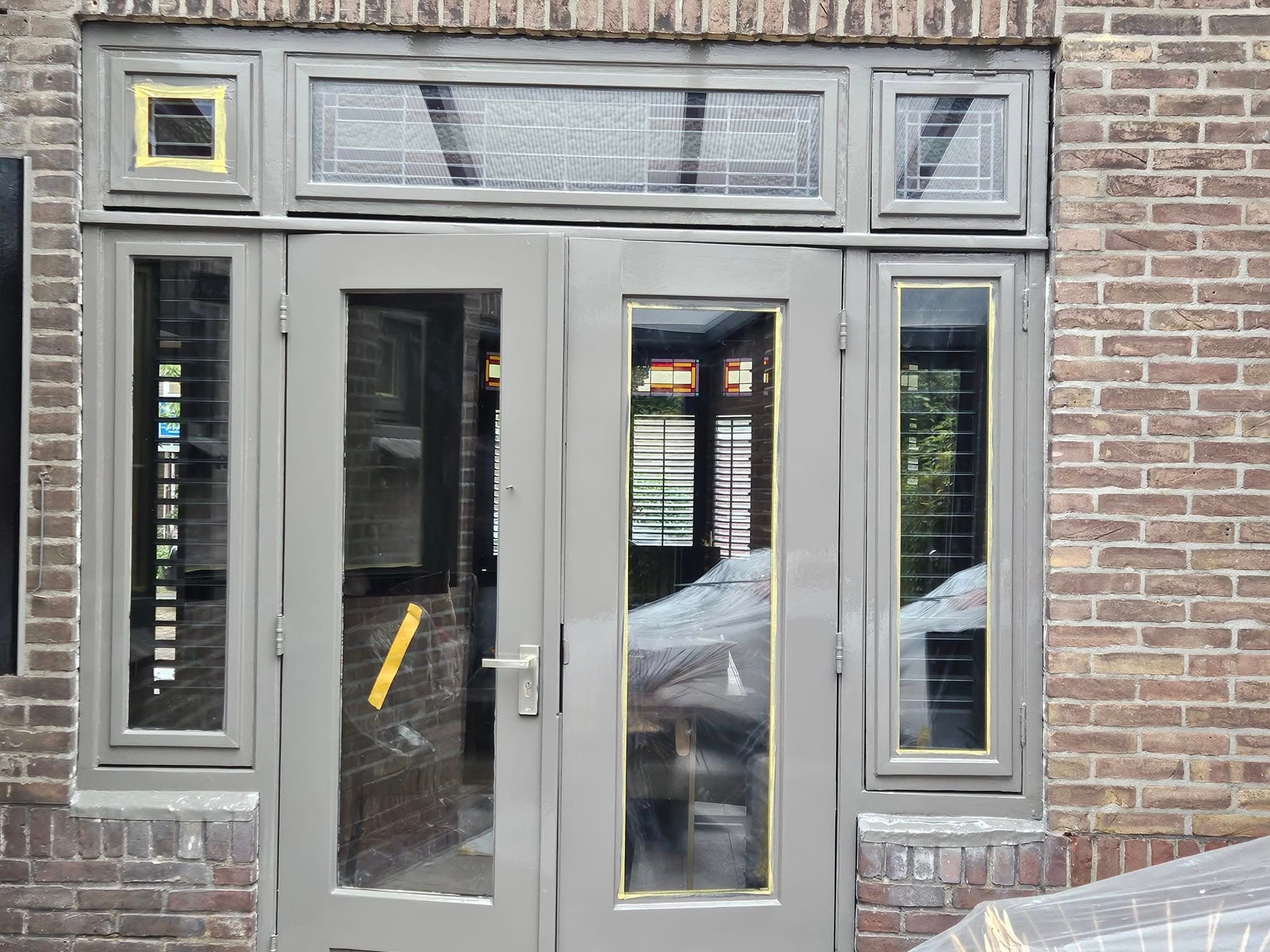 Buitendeur en kozijnen tijdens het schilderwerk