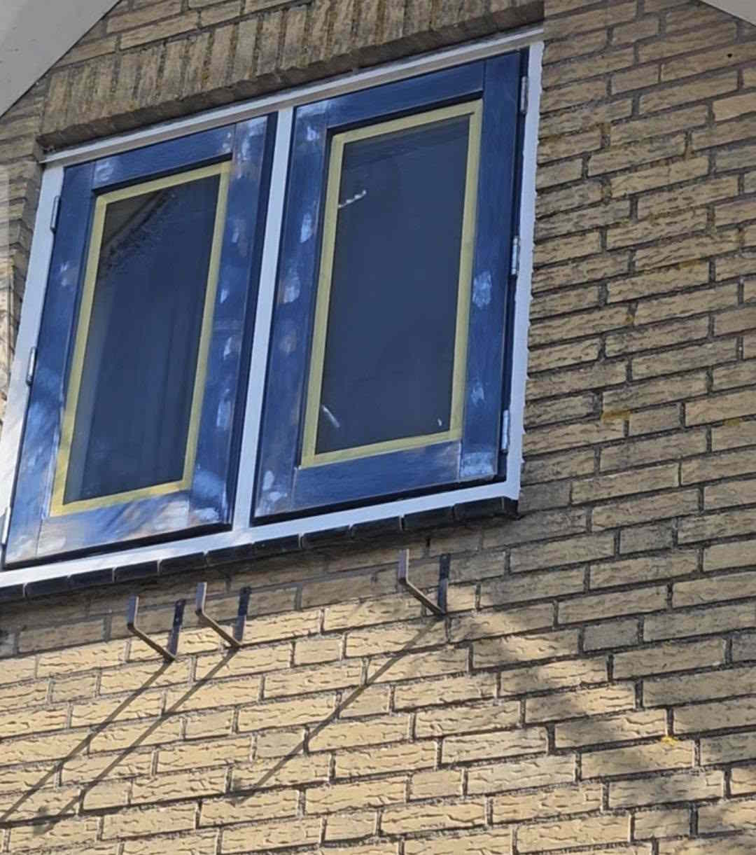 Donkere buitenkozijnen tijdens plaatselijke voorbereiding