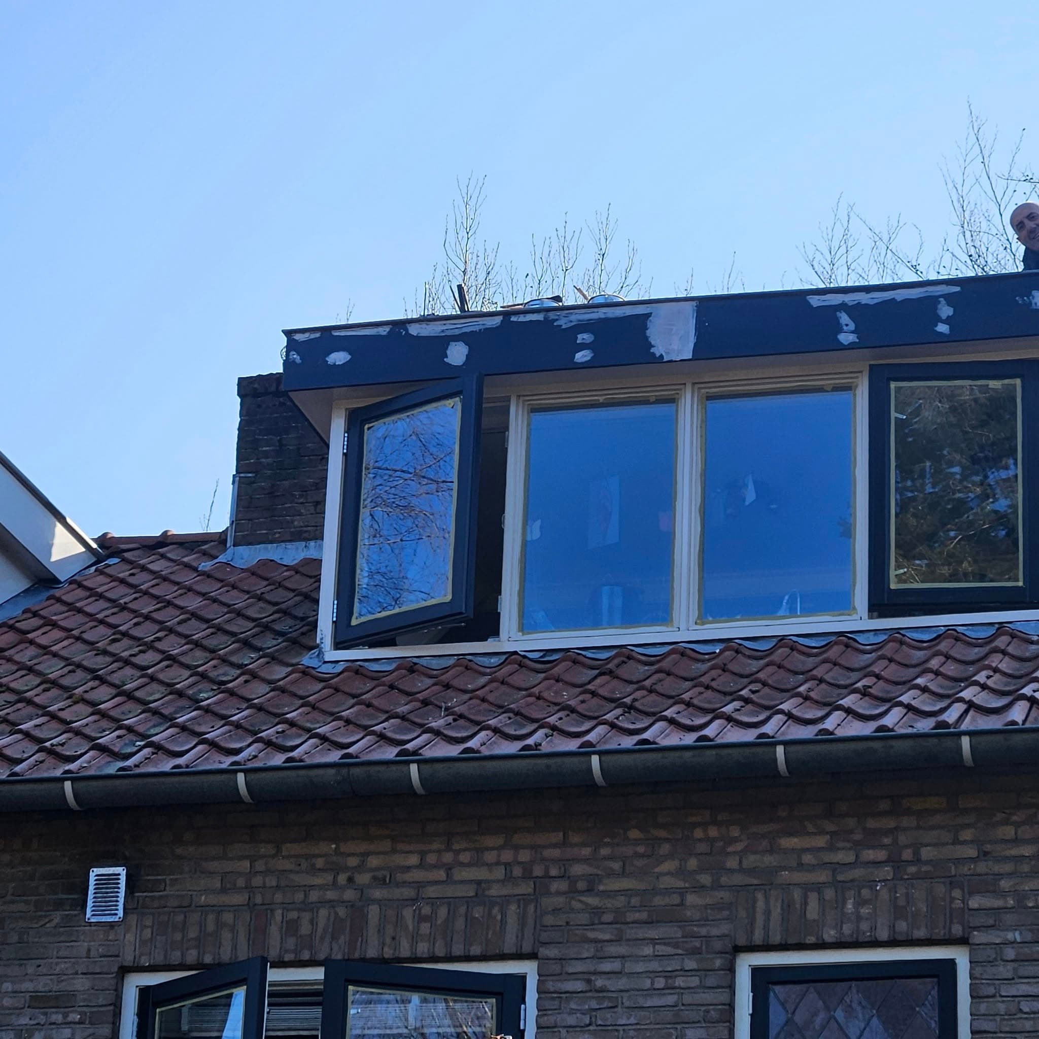 Dakkapel tijdens de voorbereiding van het schilderwerk