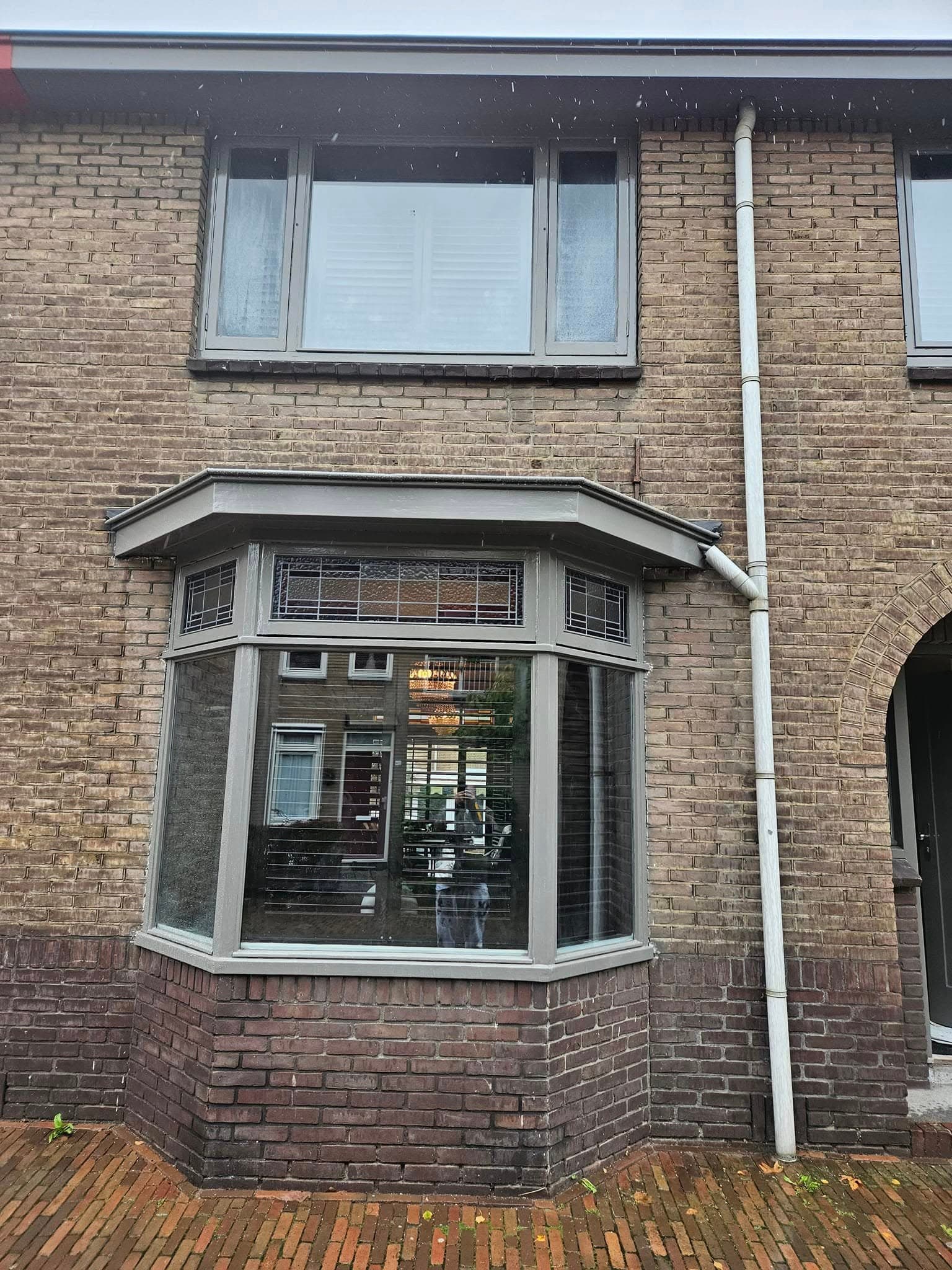 Voordeur, erker en kozijnen geschilderd