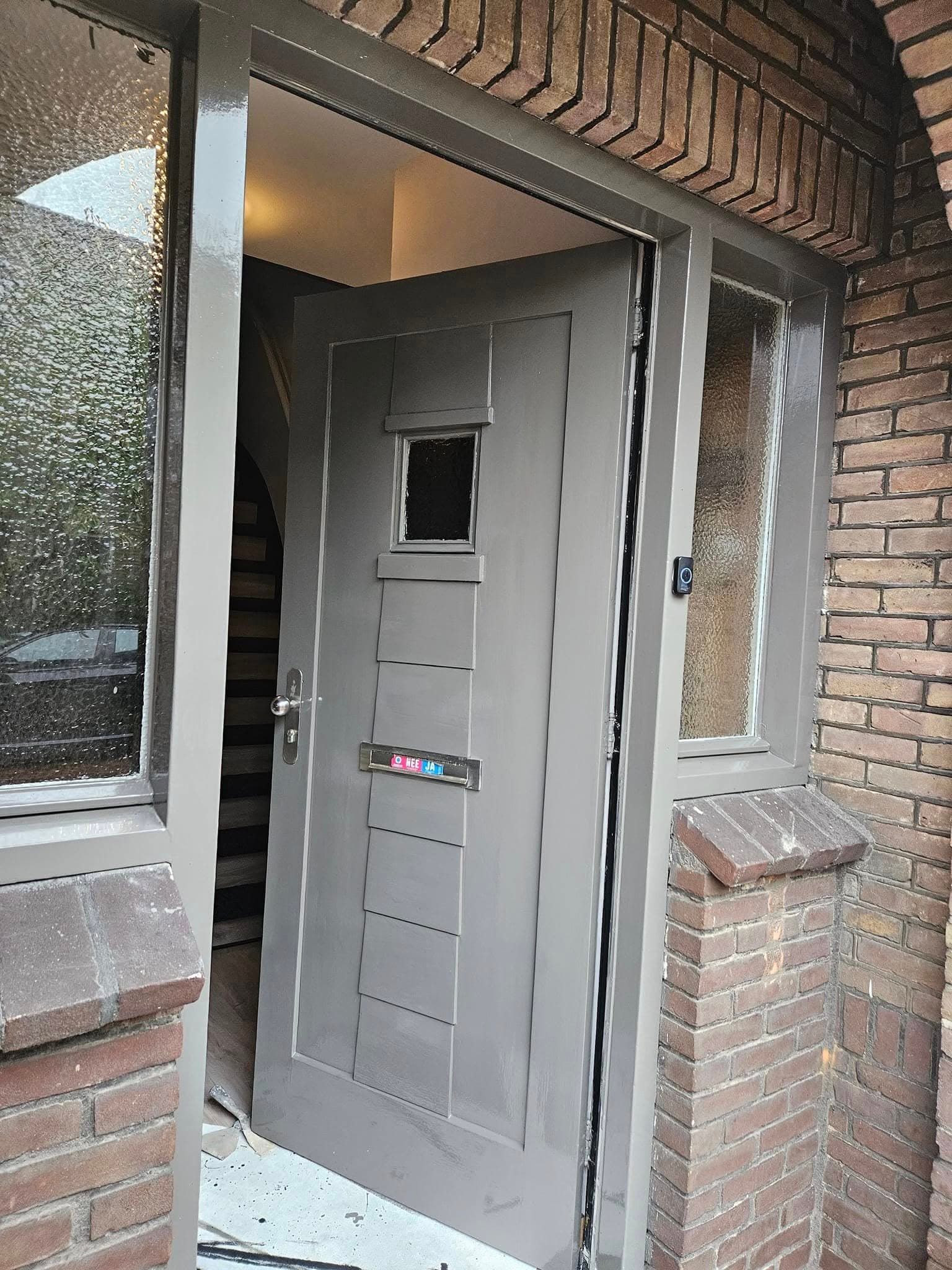 Grijs geschilderde voordeur en omlijsting