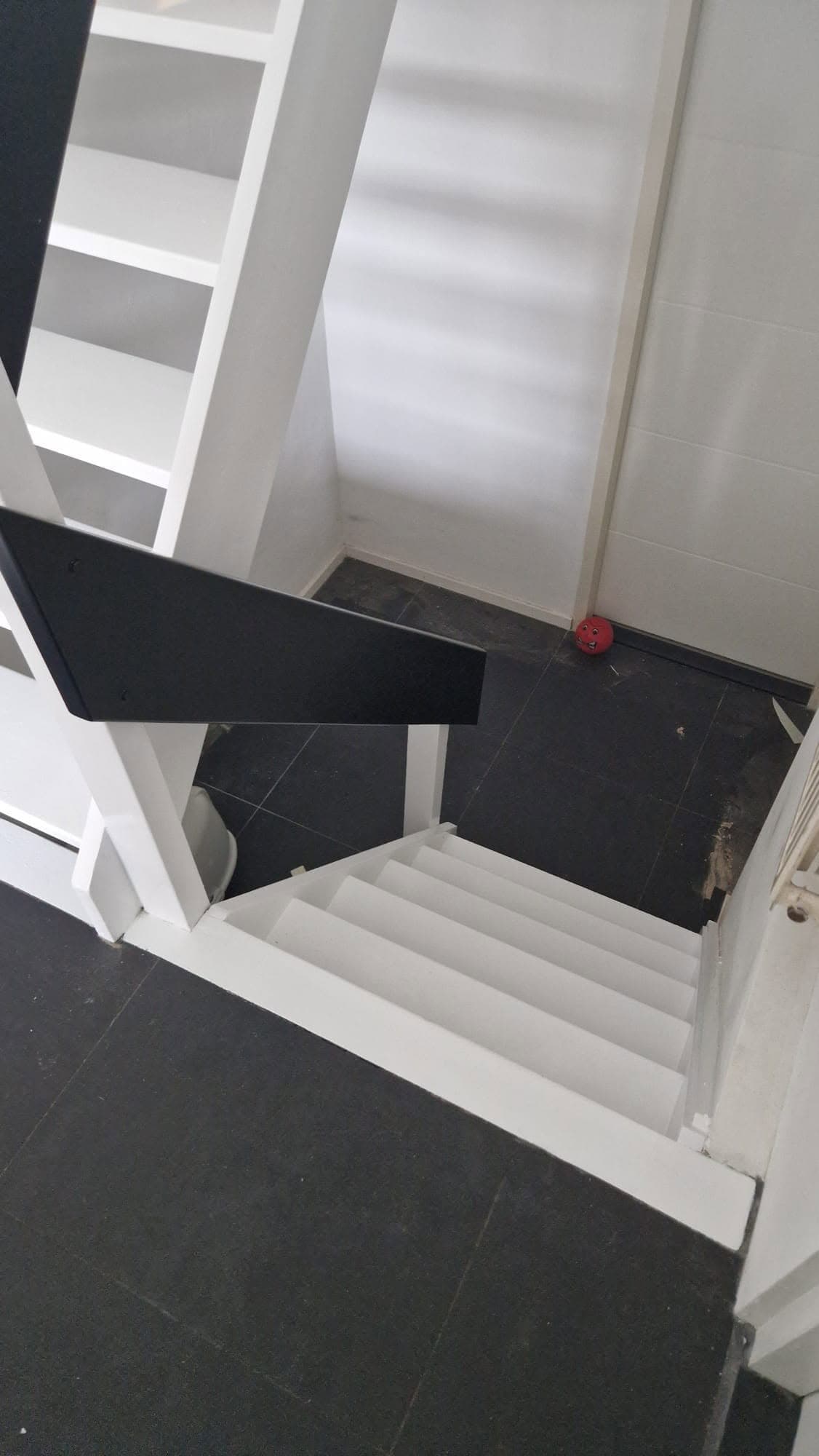 Afgewerkte open trap gezien vanaf boven