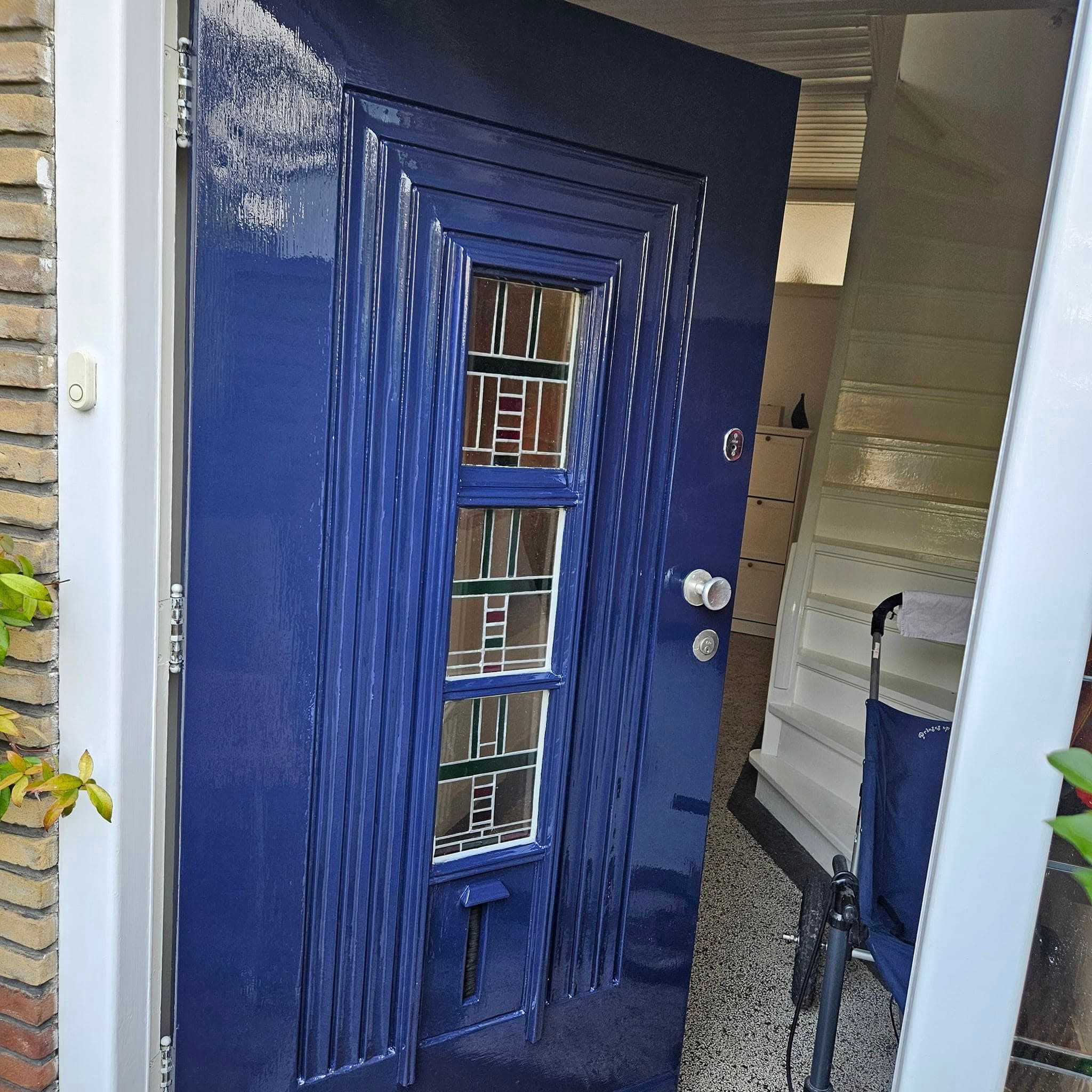 Donkerblauw geschilderde voordeur