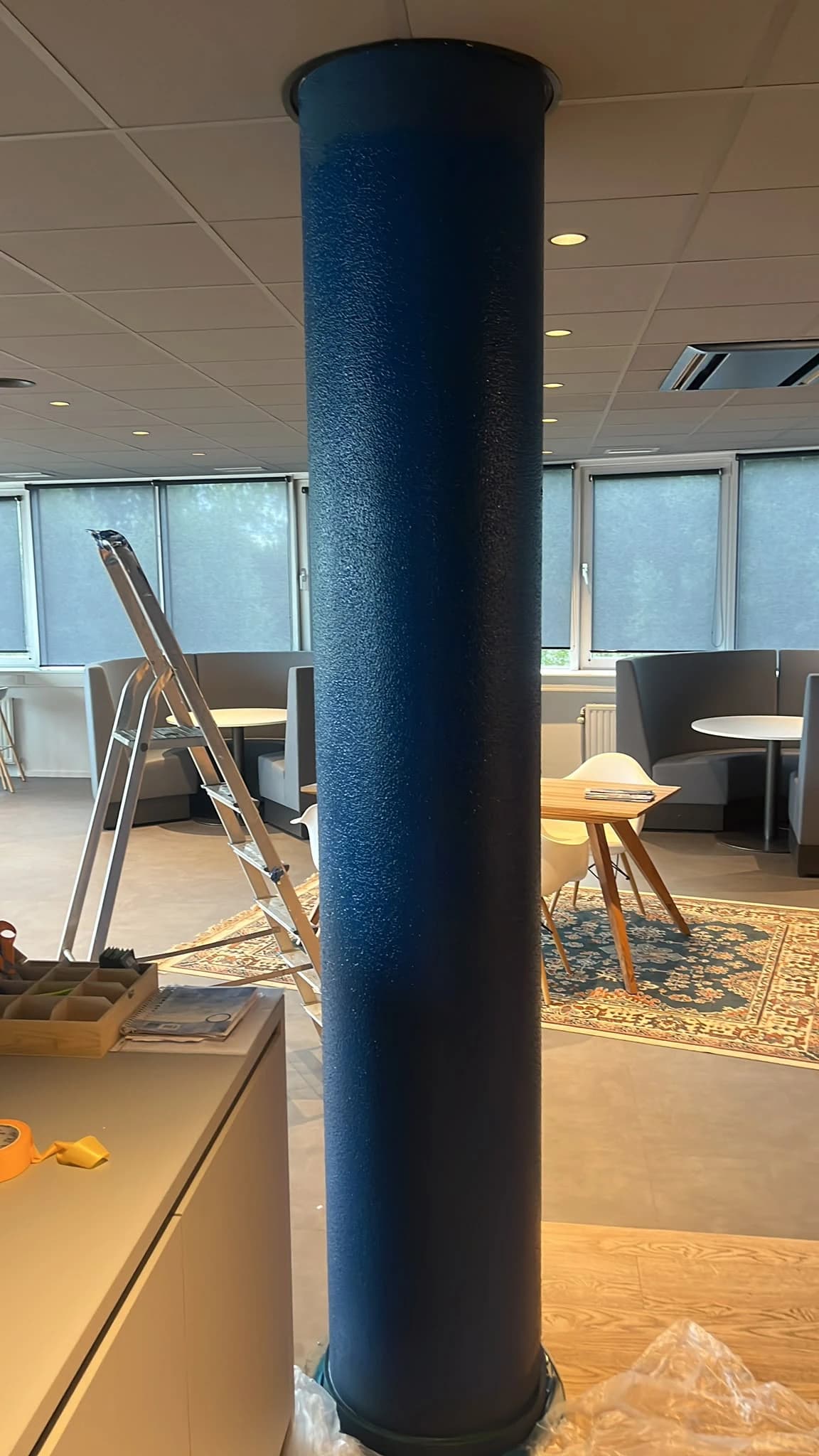 Donkerblauw afgewerkte pilaar in de kantoorruimte